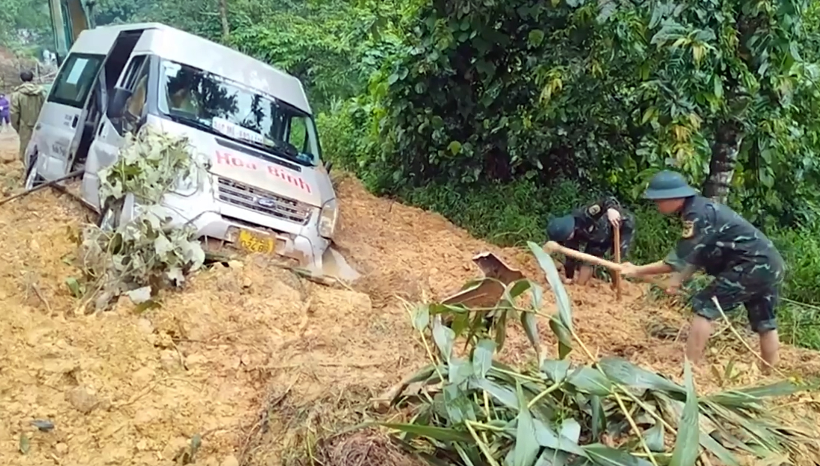 Sáng nay, du khách từ Hà Giang đi Cao Bằng bị sạt lở đất vùi lấp, ít nhất 10 người chết - 6