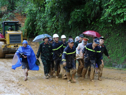 Sáng nay, du khách từ Hà Giang đi Cao Bằng bị sạt lở đất vùi lấp, ít nhất 10 người chết