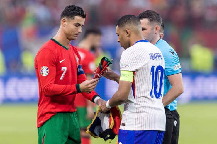Đội hình SAO gây thất vọng nhất EURO: Ronaldo "chung mâm" với Lukaku - 3