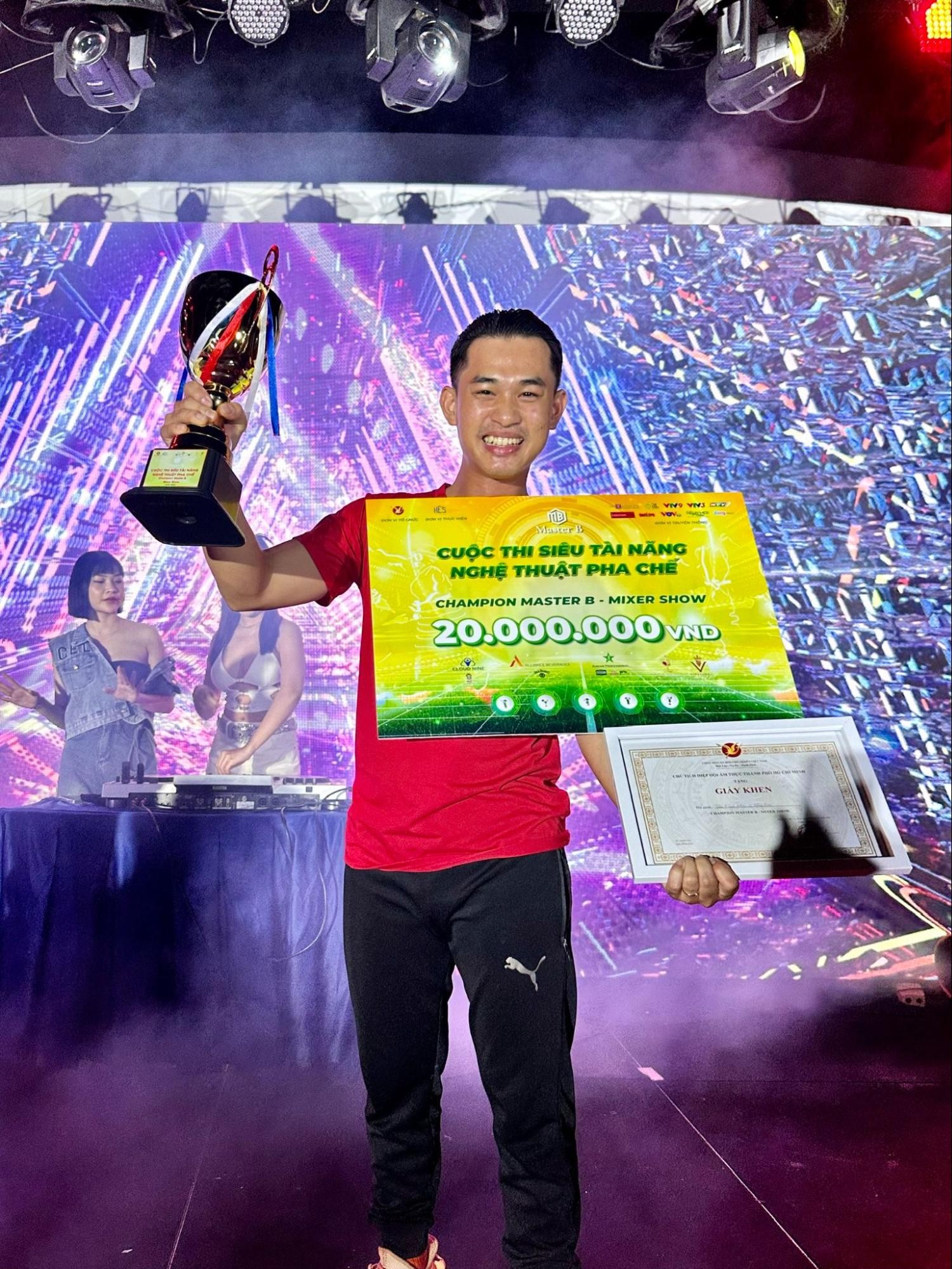 Bartender Nguyễn Hữu Lộc khao khát quảng bá văn hoá Việt trong từng ly cocktail - 2