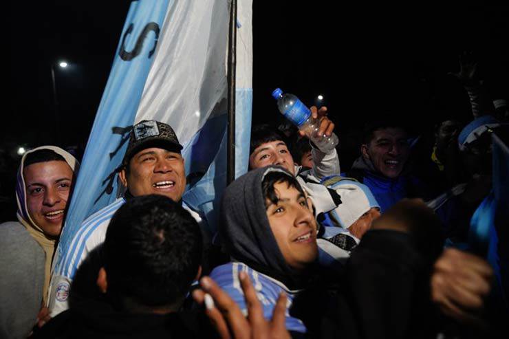 Argentina rước cúp vô địch Copa America: Fan bất chấp giá lạnh đón chào Di Maria - 7