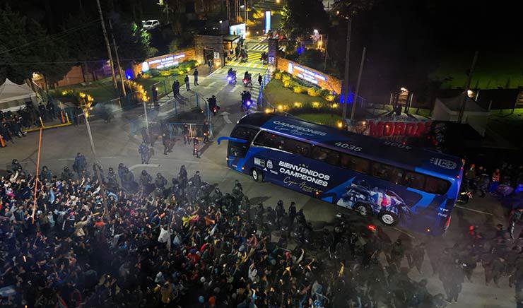 Argentina rước cúp vô địch Copa America: Fan bất chấp giá lạnh đón chào Di Maria - 3