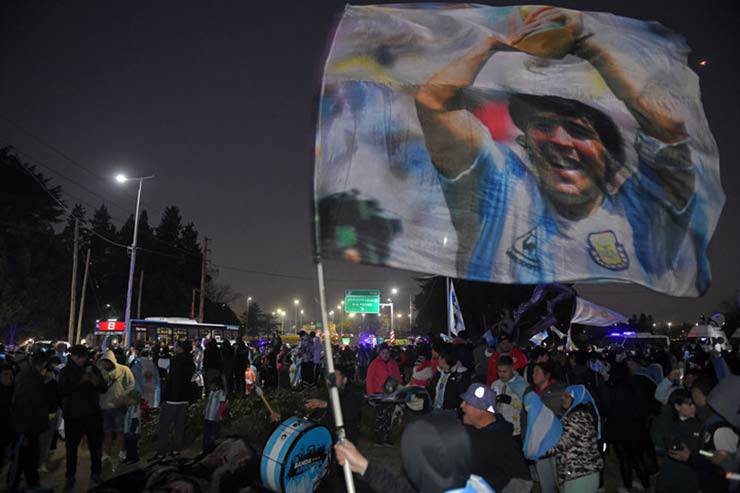 Argentina rước cúp vô địch Copa America: Fan bất chấp giá lạnh đón chào Di Maria - 6