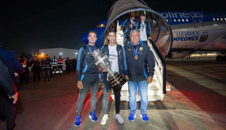 Argentina rước cúp vô địch Copa America: Fan bất chấp giá lạnh đón chào Di Maria - 10