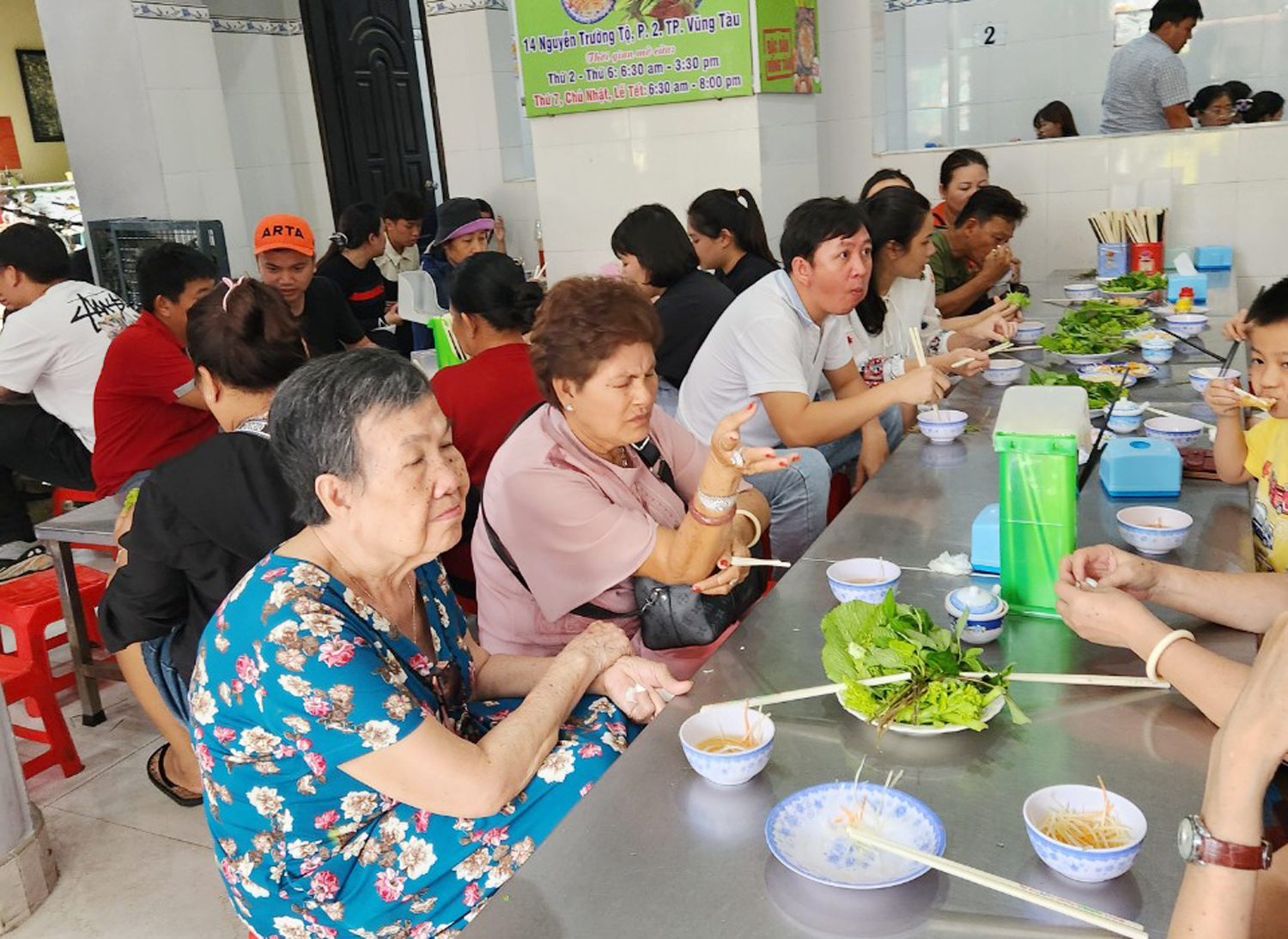 Đến Vũng Tàu, du khách đổ xô đi ăn bánh khọt dù trời mưa - 1