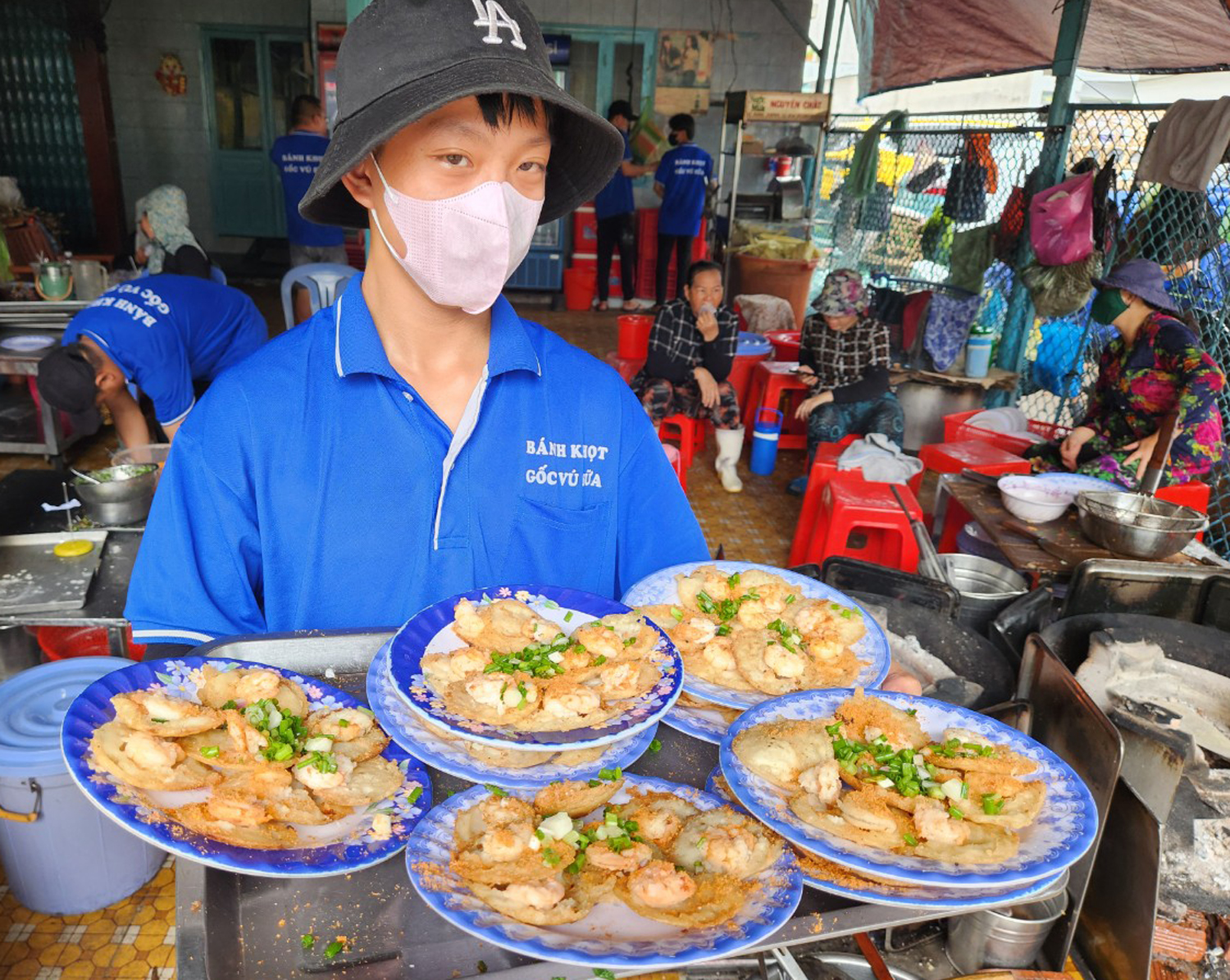 Đến Vũng Tàu, du khách đổ xô đi ăn bánh khọt dù trời mưa - 3