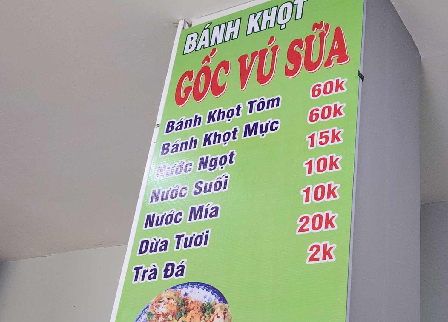 Đến Vũng Tàu, du khách đổ xô đi ăn bánh khọt dù trời mưa - 11