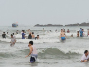 Biển Vũng Tàu sóng to, lực lượng chức năng cảnh báo du khách khi tắm biển
