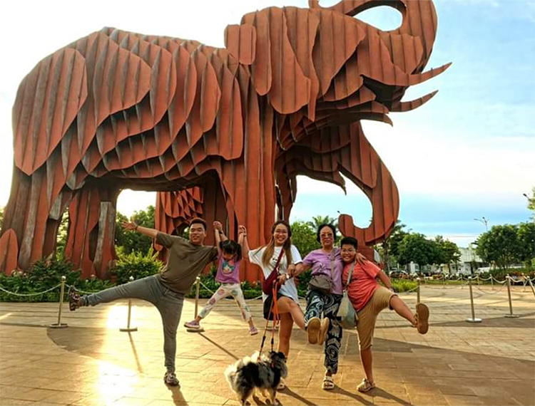 Hành trình xuyên Việt của gia đình nhỏ và 2 chú chó