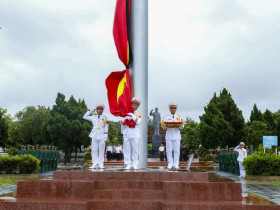Huyện đảo Cô Tô tổ chức Lễ thượng cờ rủ Quốc tang Tổng Bí thư Nguyễn Phú Trọng