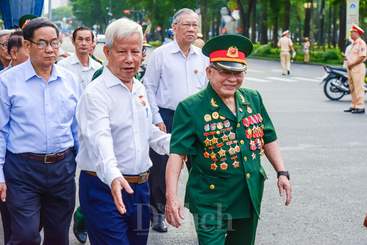 Hàng ngàn người dân TP.HCM xếp hàng dài tiễn đưa Tổng Bí thư Nguyễn Phú Trọng - 9