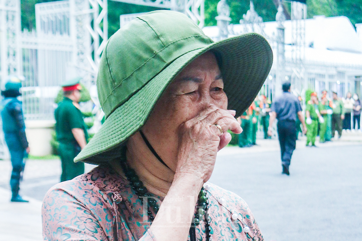 Hàng ngàn người dân TP.HCM xếp hàng dài tiễn đưa Tổng Bí thư Nguyễn Phú Trọng - 6