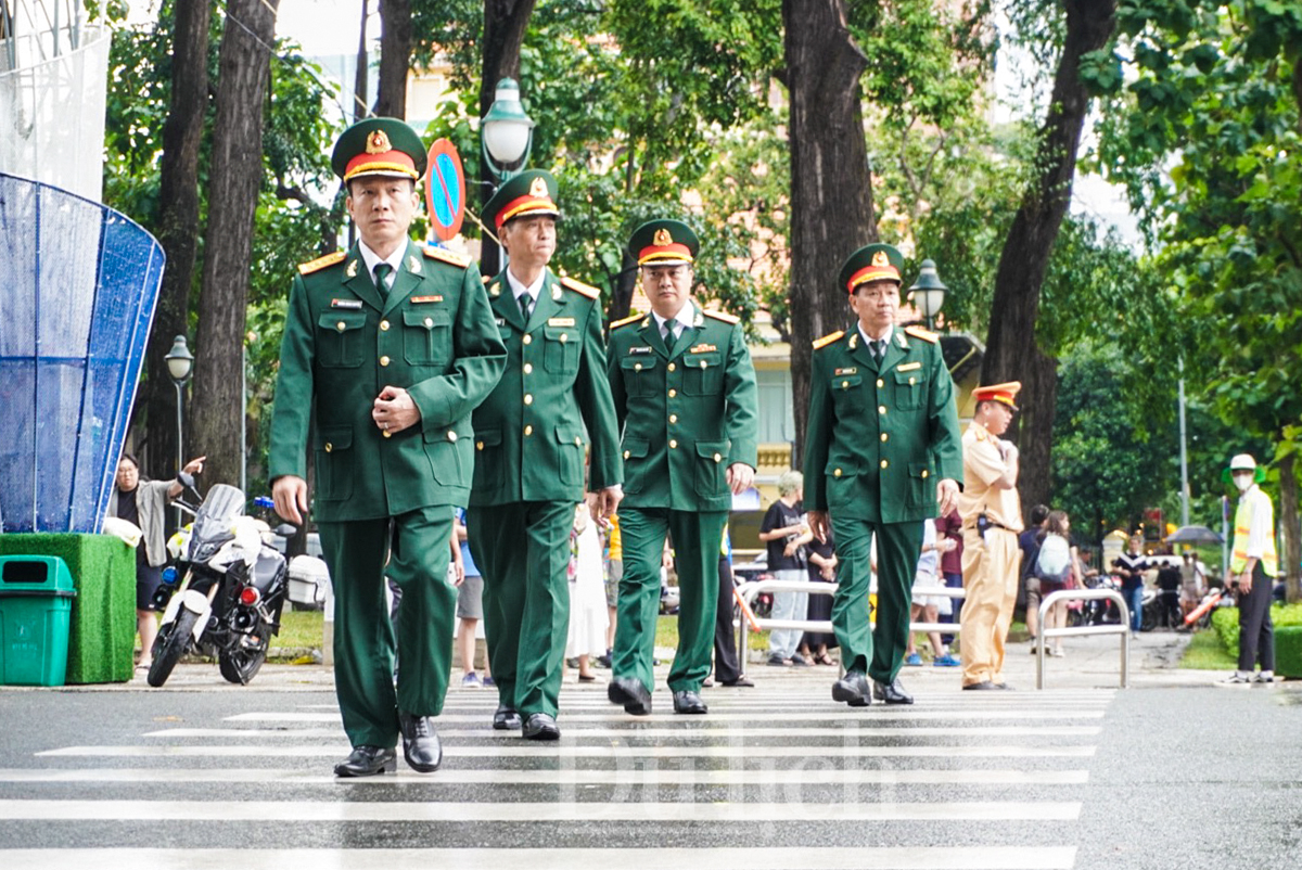 Người dân lặn lội đường xa, đội mưa đến viếng lễ tang Tổng Bí thư Nguyễn Phú Trọng - 14