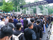 Người dân lặn lội đường xa, đội mưa đến viếng lễ tang Tổng Bí thư Nguyễn Phú Trọng