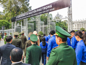Hàng ngàn người dân TP.HCM xếp hàng dài tiễn đưa Tổng Bí thư Nguyễn Phú Trọng