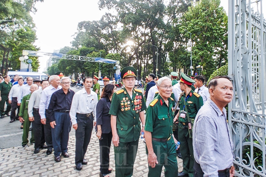 Hàng ngàn người dân TP.HCM xếp hàng dài tiễn đưa Tổng Bí thư Nguyễn Phú Trọng - 11