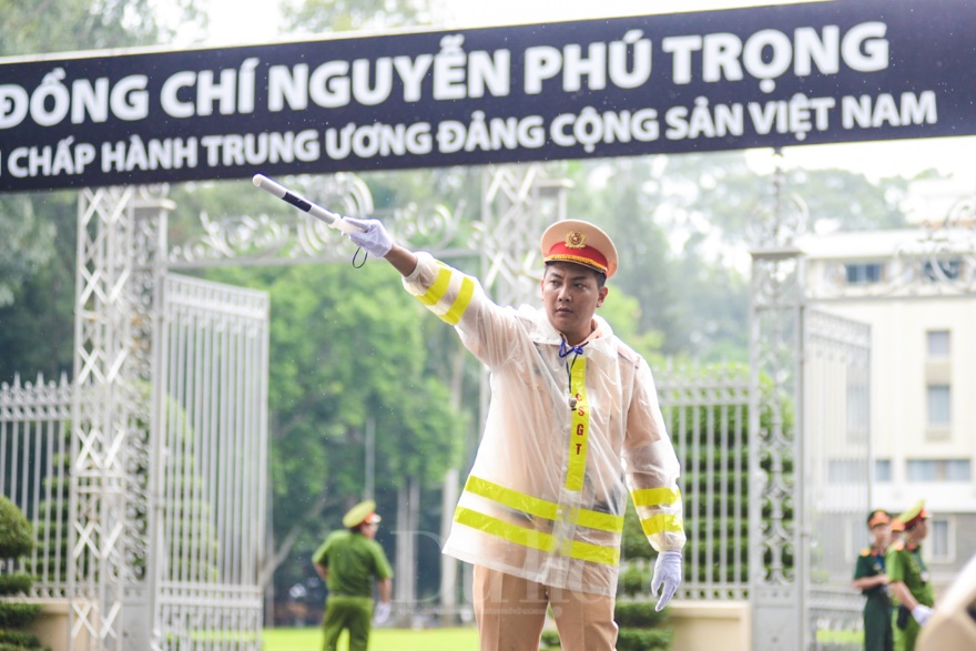 Người dân lặn lội đường xa, đội mưa đến viếng lễ tang Tổng Bí thư Nguyễn Phú Trọng - 4