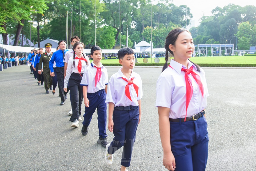 Hàng ngàn người dân TP.HCM xếp hàng dài tiễn đưa Tổng Bí thư Nguyễn Phú Trọng - 13