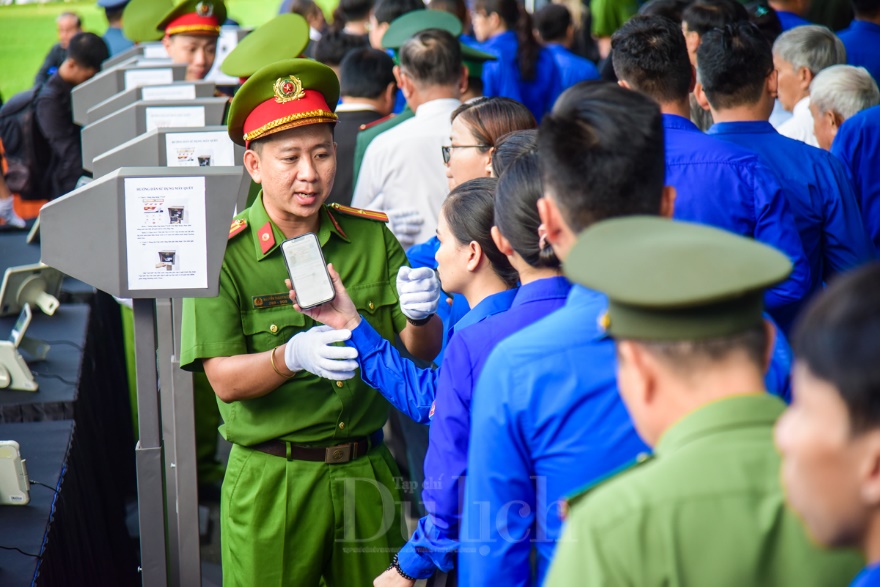 Hàng ngàn người dân TP.HCM xếp hàng dài tiễn đưa Tổng Bí thư Nguyễn Phú Trọng - 12