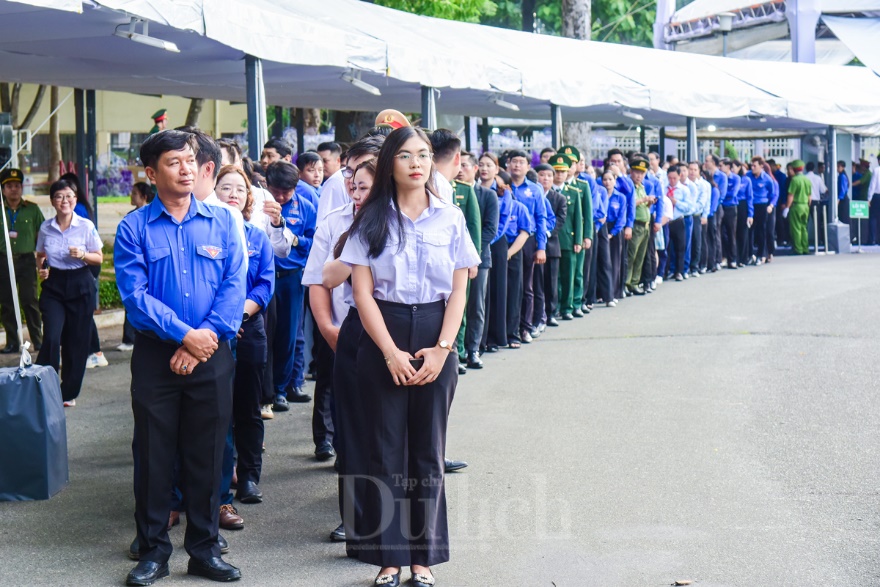 Hàng ngàn người dân TP.HCM xếp hàng dài tiễn đưa Tổng Bí thư Nguyễn Phú Trọng - 15