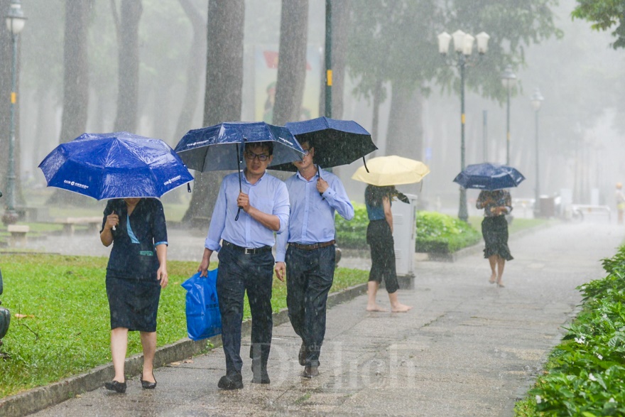 Người dân lặn lội đường xa, đội mưa đến viếng lễ tang Tổng Bí thư Nguyễn Phú Trọng - 8