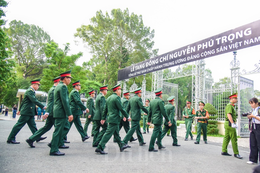 Hàng ngàn người dân TP.HCM xếp hàng dài tiễn đưa Tổng Bí thư Nguyễn Phú Trọng - 2