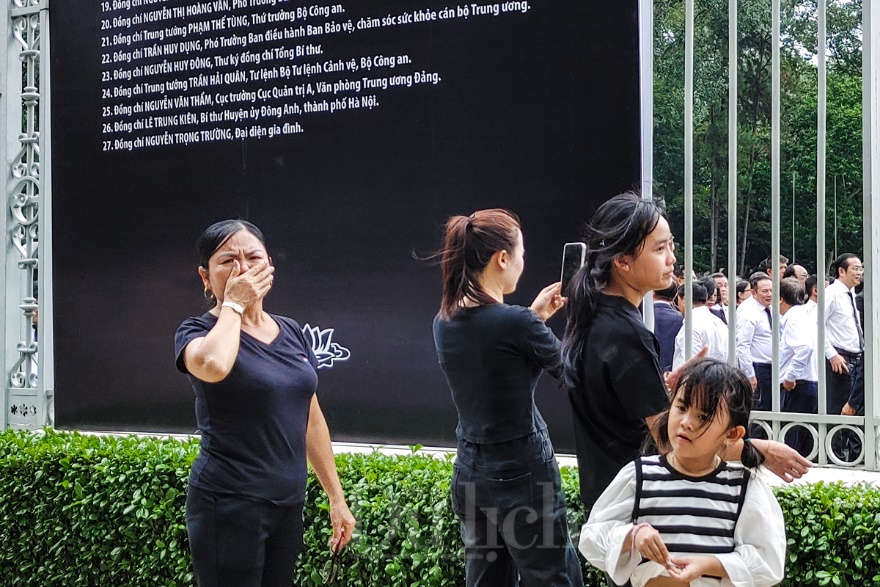 Người dân lặn lội đường xa, đội mưa đến viếng lễ tang Tổng Bí thư Nguyễn Phú Trọng - 13