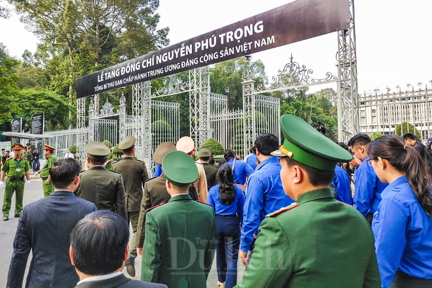 Hàng ngàn người dân TP.HCM xếp hàng dài tiễn đưa Tổng Bí thư Nguyễn Phú Trọng - 4