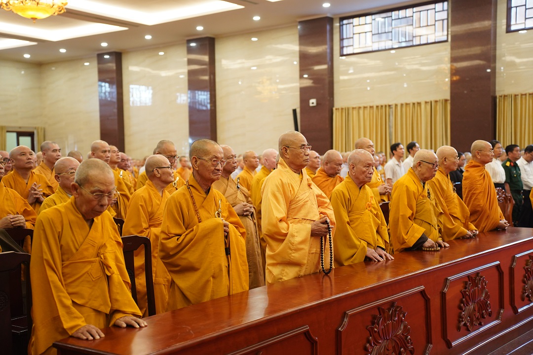 Hàng trăm tăng ni, phật tử và người dân làm lễ tưởng niệm Tổng Bí thư Nguyễn Phú Trọng - 12