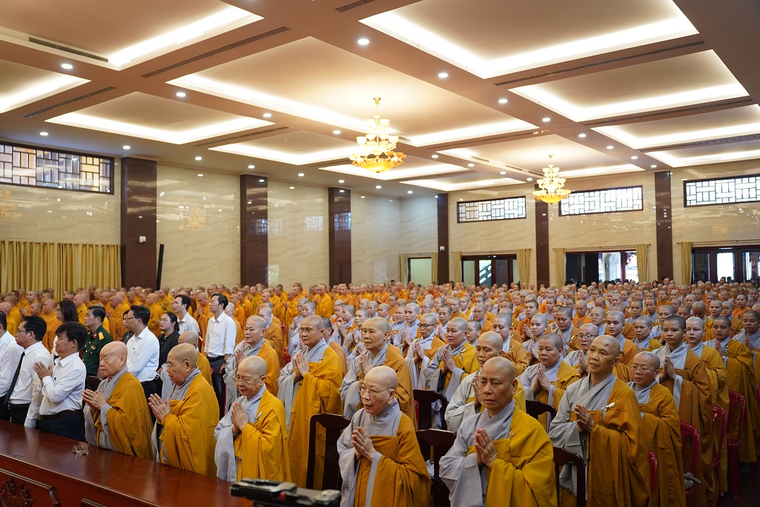 Hàng trăm tăng ni, phật tử và người dân làm lễ tưởng niệm Tổng Bí thư Nguyễn Phú Trọng - 13