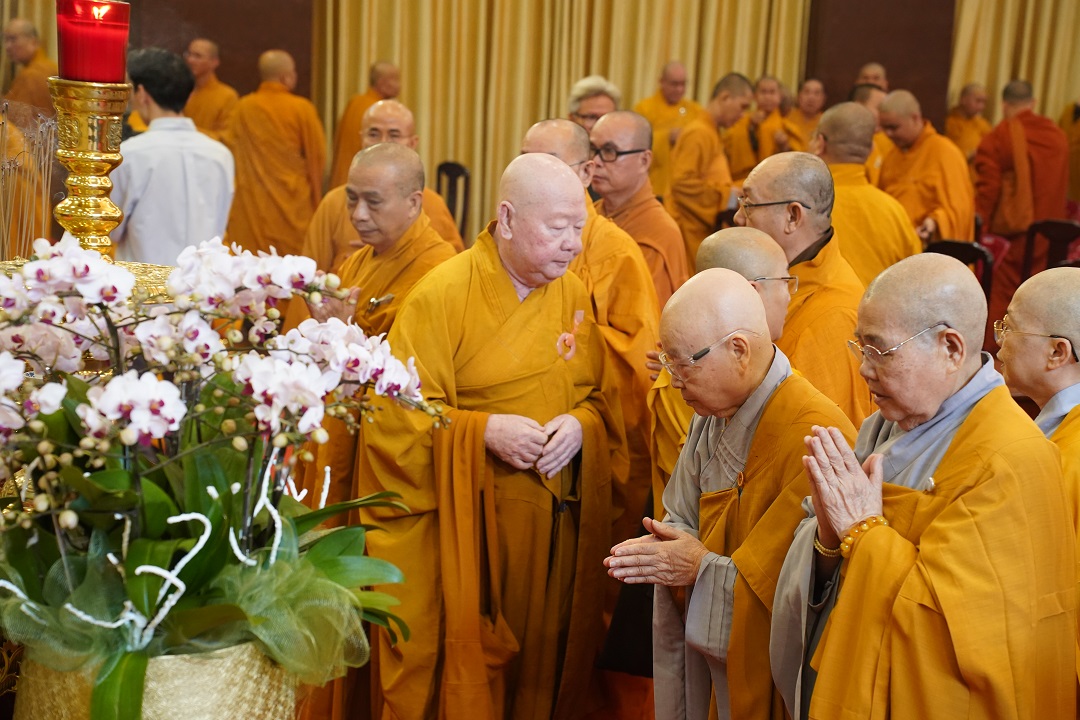 Hàng trăm tăng ni, phật tử và người dân làm lễ tưởng niệm Tổng Bí thư Nguyễn Phú Trọng - 9