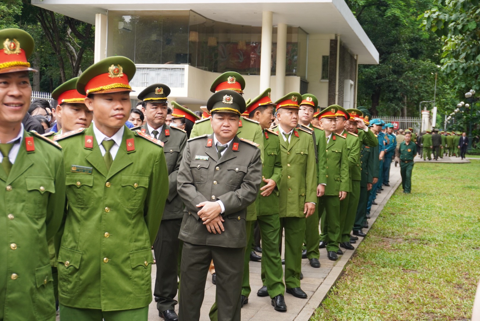 Sáng nay, người dân sáng tác thơ và mang di ảnh đến viếng Tổng Bí thư Nguyễn Phú Trọng - 4