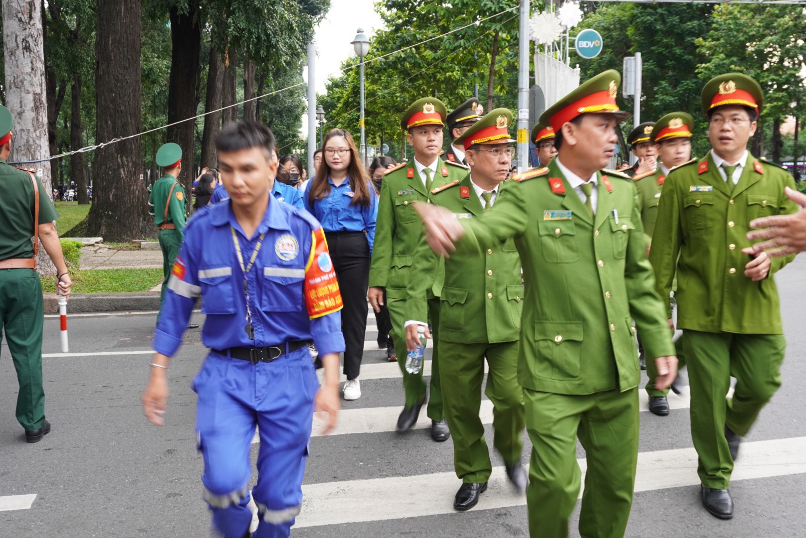 Sáng nay, người dân sáng tác thơ và mang di ảnh đến viếng Tổng Bí thư Nguyễn Phú Trọng - 7