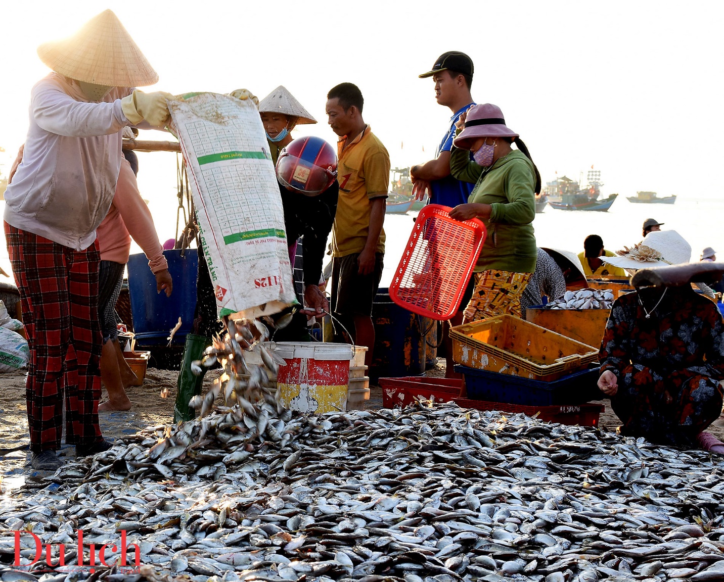 du khach me man don binh minh o cho ca tam tien - 12