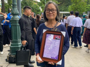 Suy ngẫm - Sáng nay, người dân sáng tác thơ và mang di ảnh đến viếng Tổng Bí thư Nguyễn Phú Trọng