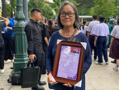 Sáng nay, người dân sáng tác thơ và mang di ảnh đến viếng Tổng Bí thư Nguyễn Phú Trọng