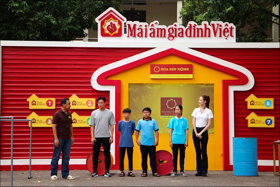 Mái ấm gia đình Việt: MC Quyền Linh gây xúc động khi cố gắng ghi hình dù chân đang bị chấn thương - 1