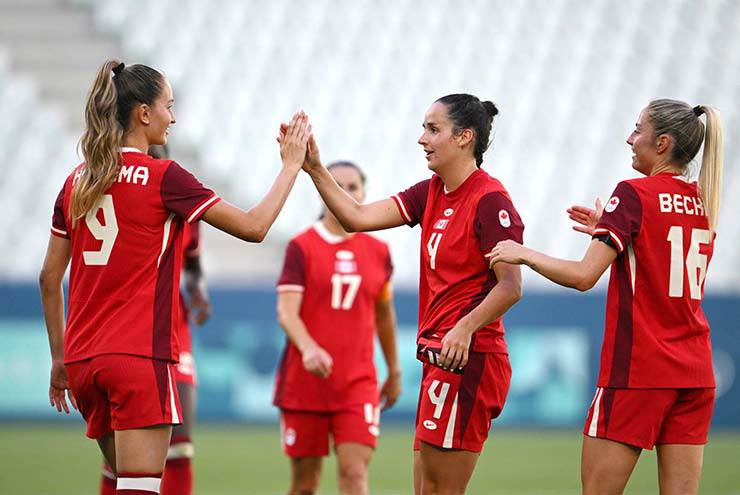 "Nữ hoàng" bóng đá Olympic bị trừ điểm vì tội do thám, nguy cơ mất HCV - 1