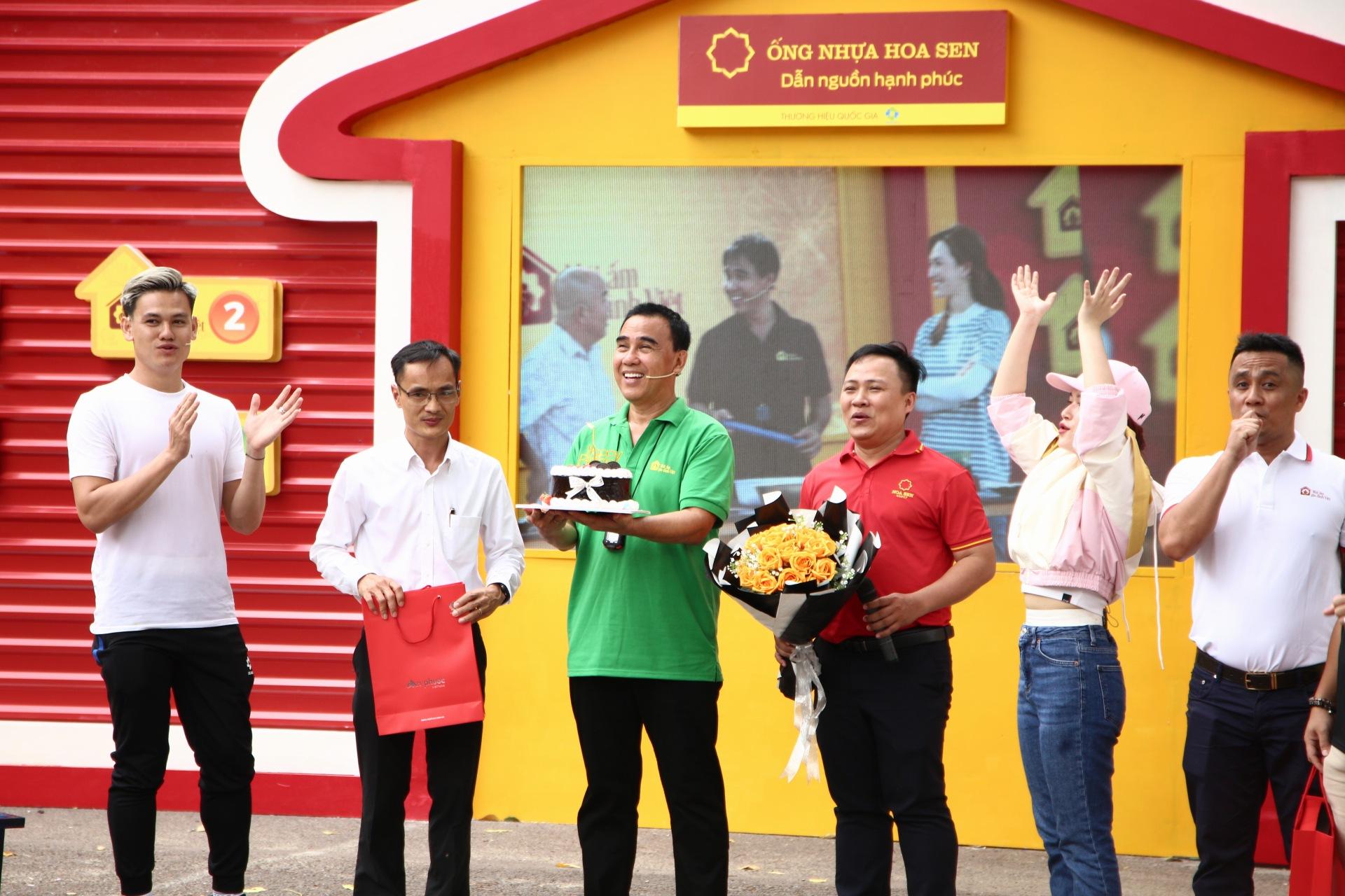 MC Quyền Linh bật khóc khi được ê kíp “Mái ấm gia đình Việt” tổ chức sinh nhật bất ngờ - 1