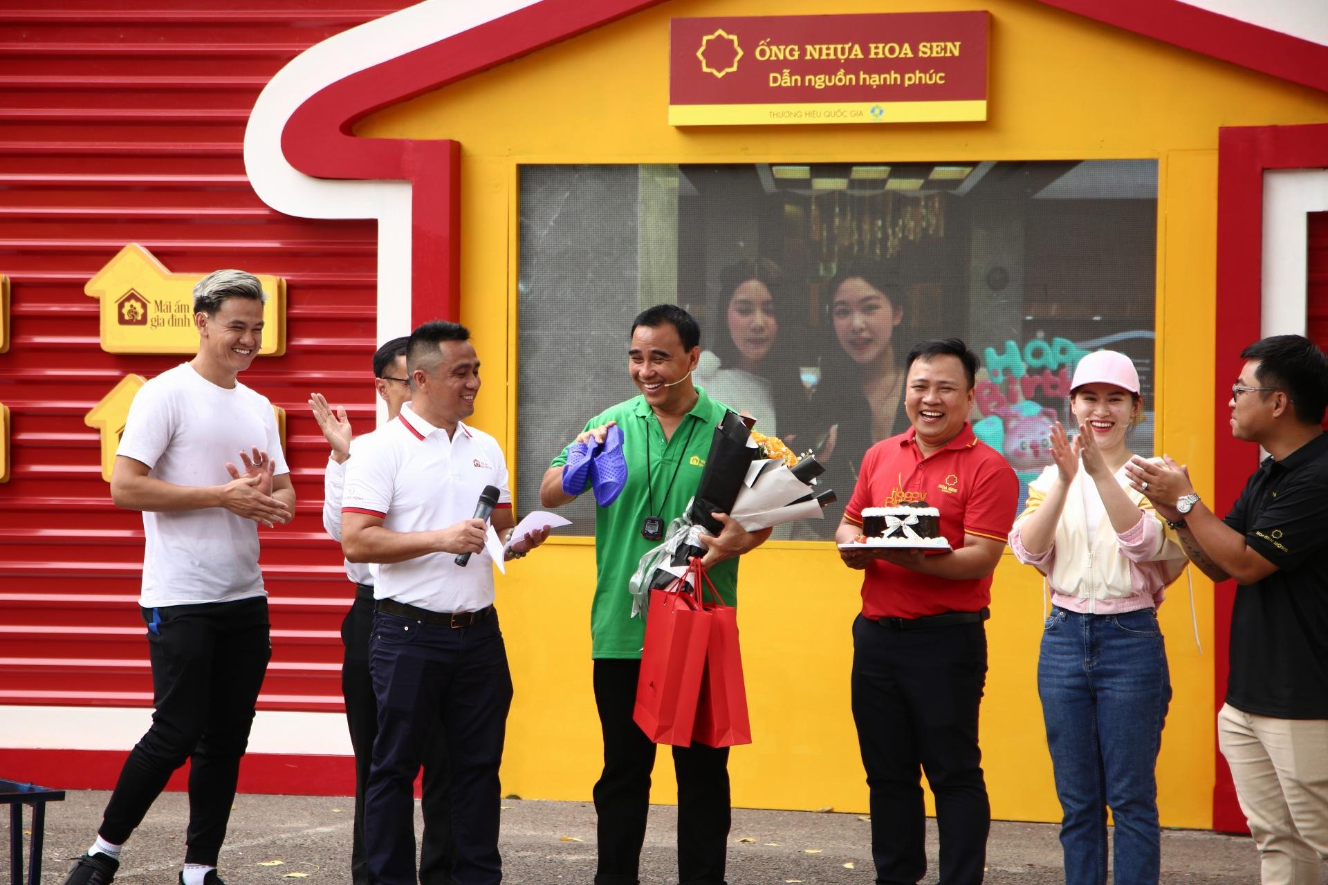 MC Quyền Linh bật khóc khi được ê kíp “Mái ấm gia đình Việt” tổ chức sinh nhật bất ngờ - 2