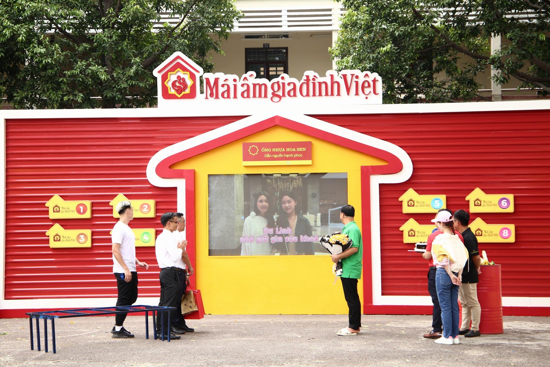 MC Quyền Linh bật khóc khi được ê kíp “Mái ấm gia đình Việt” tổ chức sinh nhật bất ngờ - 3