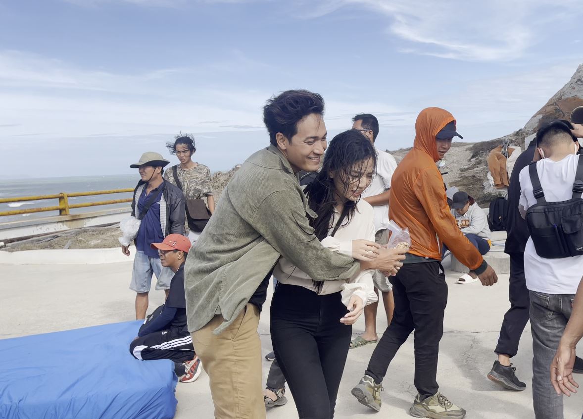 Huỳnh Trường Thịnh "mua chuộc" Hạ Anh trước khi đóng cảnh nóng trong phim "Người thầm lặng" - 4