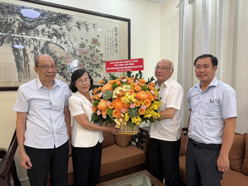 Đoàn lãnh đạo TP.HCM đến thăm, chúc mừng nhân Ngày truyền thống ngành Tuyên giáo - 2