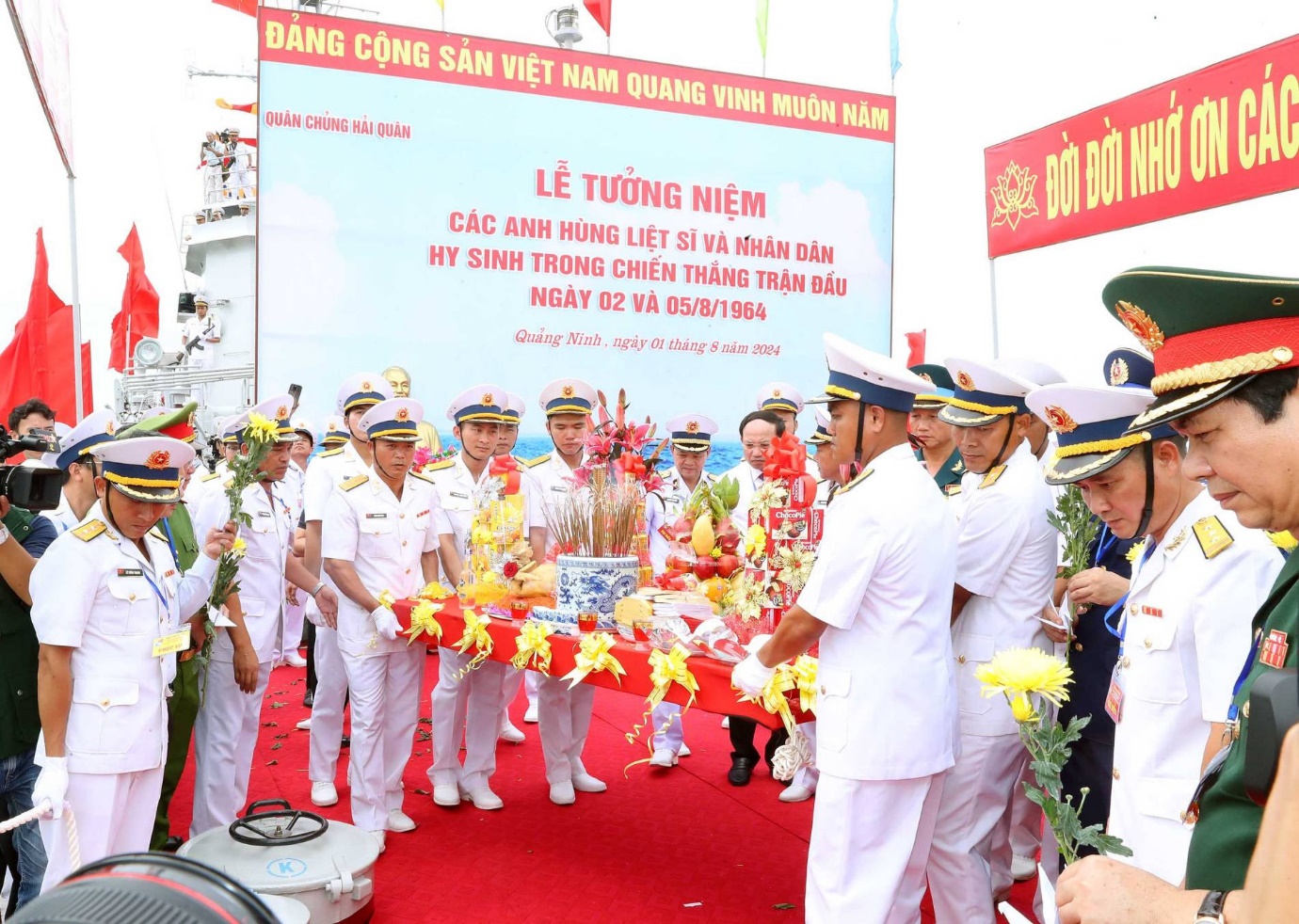le tuong niem cac ahls va nhan dan hy sinh trong chien thang tran dau - 1