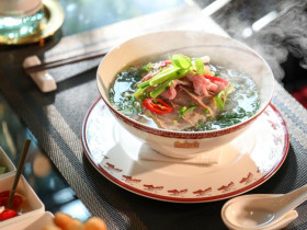 Phở và gỏi cuốn Việt Nam 