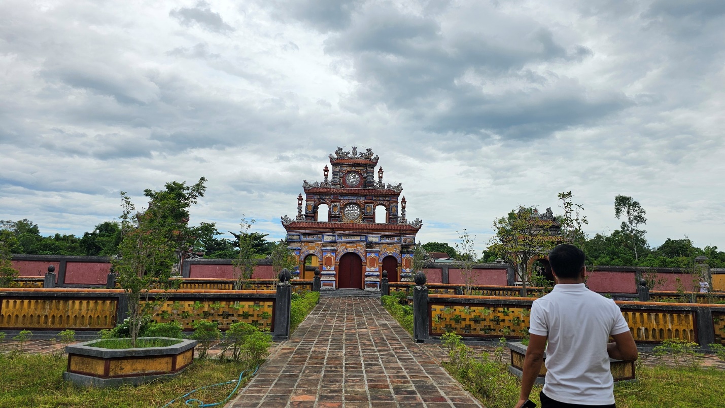 Thăm lăng 3 vị vua triều Nguyễn trong ngày đầu đón du khách sau trùng tu - 2