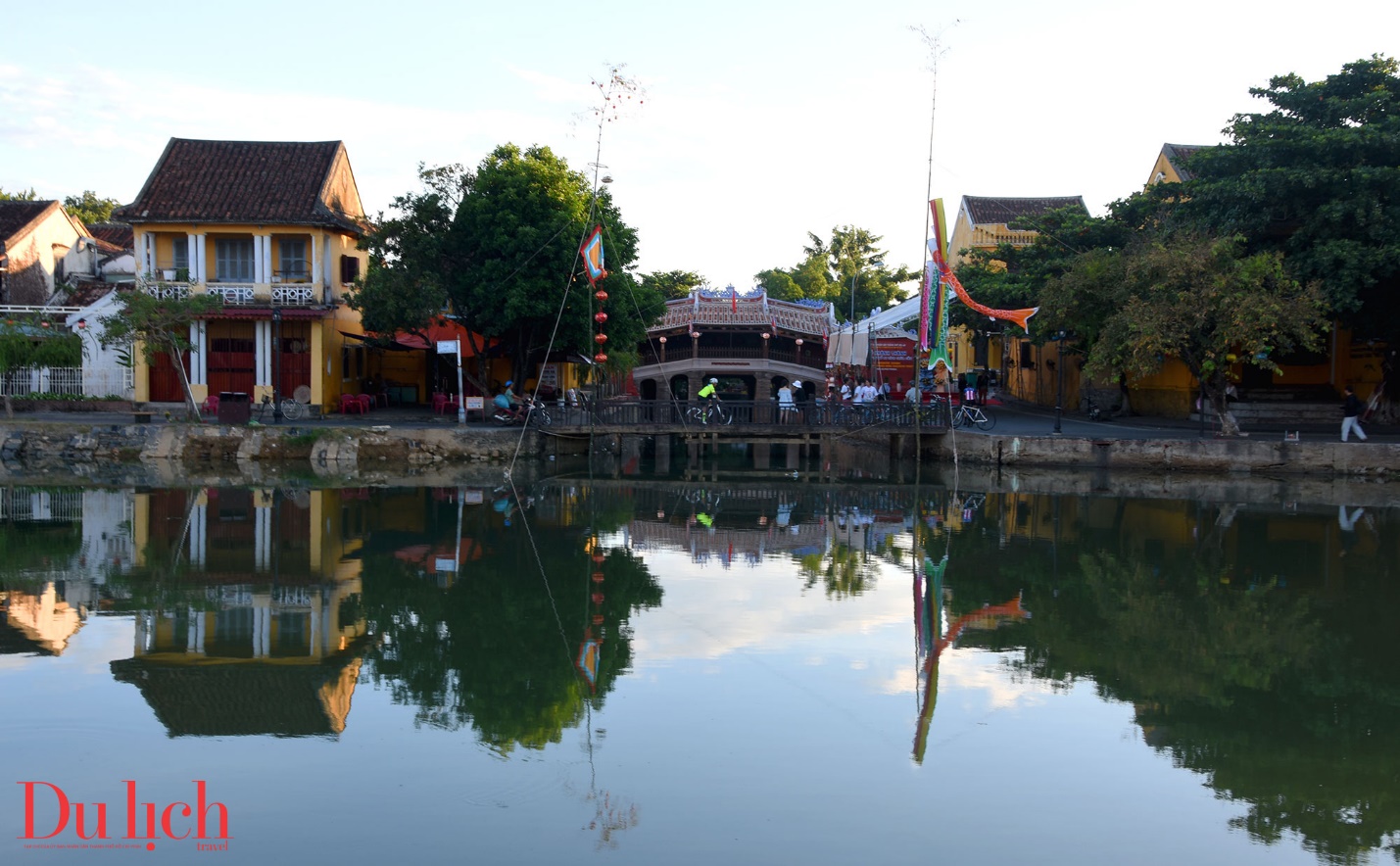 du khach un un do ve hoi an tham quan chua cau sau 19 thang dong cua trung tu - 5