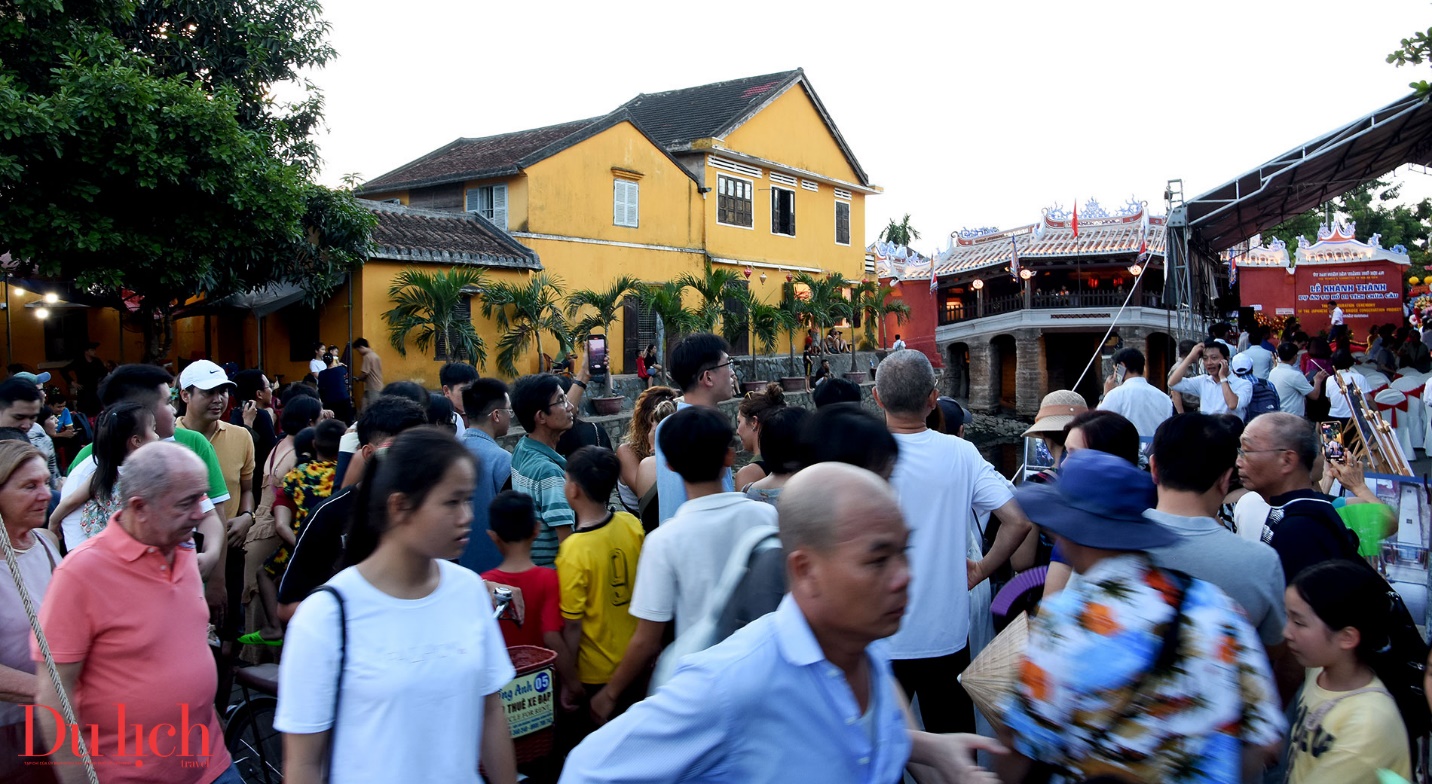 du khach un un do ve hoi an tham quan chua cau sau 19 thang dong cua trung tu - 9