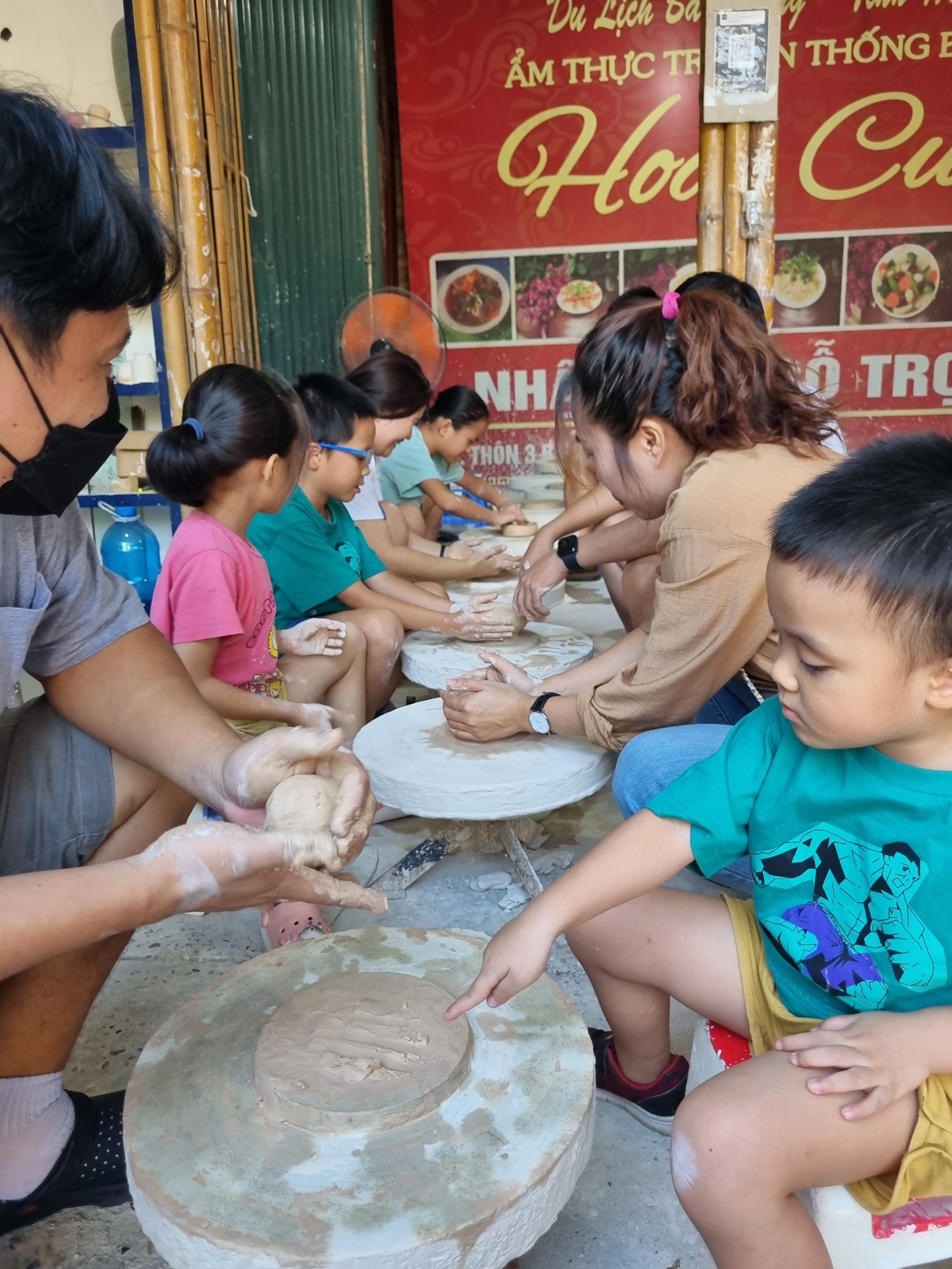 Vi vu Bát Tràng: Thử làm gốm thủ công và khám phá làng cổ 500 tuổi - 4