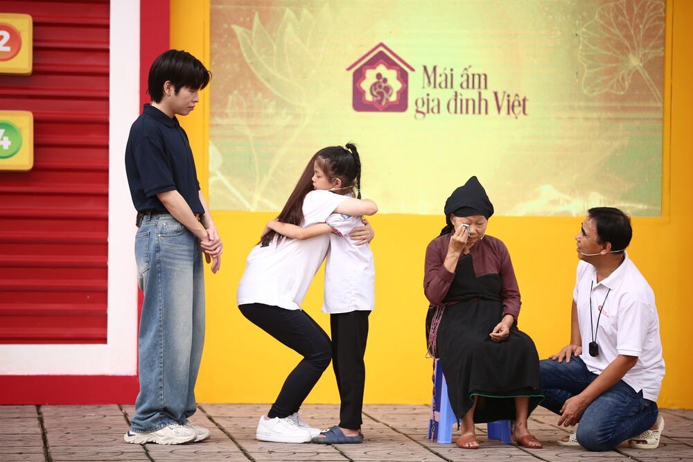 Đức Phúc nghẹn ngào chia sẻ cảm xúc khi lần 2 tham gia chương trình "Mái ấm gia đình Việt" - 2